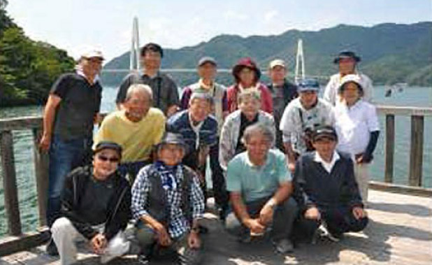 舞鶴基地視察(8/23-24)で、平桟橋で参加者記念撮影